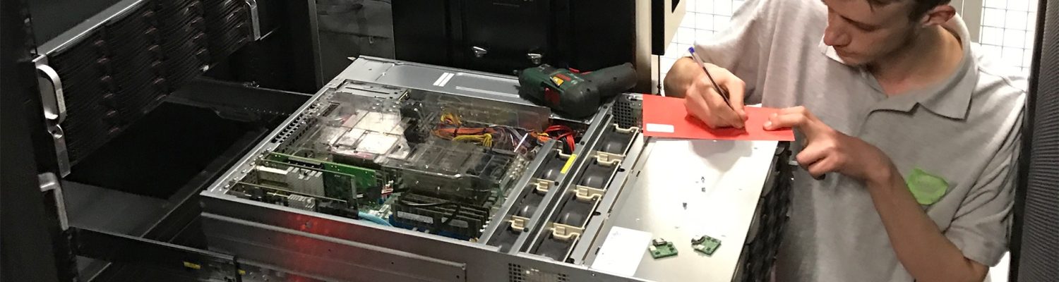 DataMove Smart Hands Engineer Carries Out Hard Drive Audit